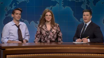 Chemisier fleural en soie à col lié de Paige Kirstie porté par Ashley Padilla tel que vu dans Saturday Night Live (S51E12)