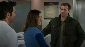 Chaqueta de sarga Levis de cuello alto llevada por Derek Baldwin (Ben Gavin) como se ve en Más allá de las puertas (S02E18)