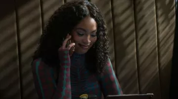 Haut AFRM Zadie en Cyber Optic Dot porté par (RhonniRose Mantilla) comme vu dans Beyond the Gates (S02E18)