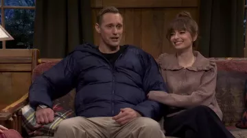 Cardigan à col à volants Petal & Pup Carmello porté par Sarah Sherman tel que vu dans Saturday Night Live (S51E12)