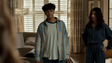 Camiseta grande de sarga Sunwashed Gap que lleva Merritt (Caleb Baumann) como se ve en It's Not Like That (S01E03)