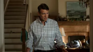 Chemise à carreaux Nautica portée par Malcolm (Scott Foley) comme on le voit dans It’s Not Like That (S01E03)