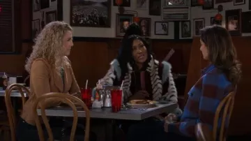 Veste de motard asymétrique zippée en daim végétalien Carina Camel de Kut from the Kloth, portée par Jan Morgan (Jerri Tubbs) dans l'épisode Beyond the Gates (S02E20).