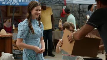 Sac bandoulère Kurt Geiger Kensington en forme de cœur porté par Penelope (Cassidy Paul) tel que vu dans It’s Not Like That (S01E03)