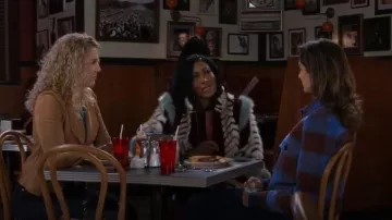 Chaqueta Rails Steffi en color cobalto/chocolate, usada por Jen Jacob, como se ve en Beyond the Gates (temporada 2, episodio 20).