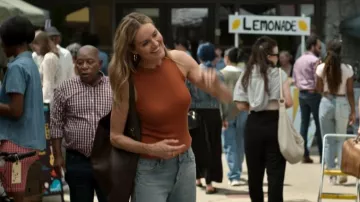 Sac à bandoulière en cuir Coach Brooklyn Extra Large 39 porté par Lori (Erinn Hayes) tel que vu dans It’s Not Like That (S01E03)