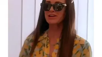 Real Housewives Of Beverly Hills S15 Kyle Richards Chemise à motif citron portée par Self (Kyle Richards) dans The Real Housewives of Beverly Hills (S15)