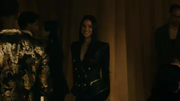 Chaqueta de cuero Balmain con cremallera y motera usada por Yasmin Kara-Hanani (Marisa Abela) tal como se ve en Industry (S04E01)