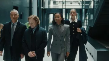 KarenMillen Compact Stretch Size Tailleur Contraste Jacket Simple Boutonnage portée par Sweetpea Golightly (Miriam Petche) telle que vue dans Industry (S04E03)