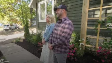 Anthropologie La robe Maxi Dobby brodée dans le Somerset portée par Jenny Marrs, telle que vue dans Fixer to Fabulous (S07E08)