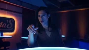 Helmut Lang Haut sans manches à col nervuré et large porté par Bon Bon Chiffon (Jonny Beauchamp) tel que vu dans Will Trent (S04E04)