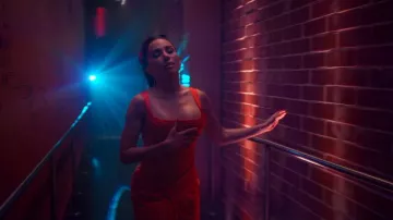 Vestido Midi asimétrico de Anisa de For Love & Lemons que lleva Catalina como se ve en Will Trent (S04E04)