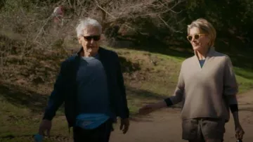 Sweater Cachemire demi-fermeture de Jenni Kayne porté par Julie (Wendie Malick) tel que vu dans Shrinking (S03E02)