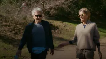 Sweater Cachemire demi-fermeture de Jenni Kayne porté par Julie (Wendie Malick) tel que vu dans Shrinking (S03E02)