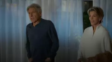 Sweater Cachemire demi-fermeture de Jenni Kayne porté par Julie (Wendie Malick) tel que vu dans Shrinking (S03E02)