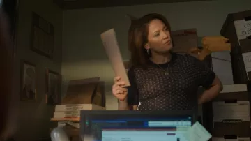 Camiseta de Rachel Comey Kuovi llevada por Angie Polaski (Erika Christensen) como se ve en Will Trent (S04E05)