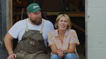 Camisa American Eagle Resort usada por Erin Napier en Home Town (temporada 10, episodio 5)