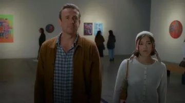 Sac à main Coach Hampton Hobo Tan/Beige/Brown porté par Alice (Lukita Maxwell) tel que vu dans Shrinking (S03E02)