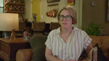 Camisa Madewell Central con rayas de bronce que lució Erin Napier en Home Town (temporada 10, episodio 5).