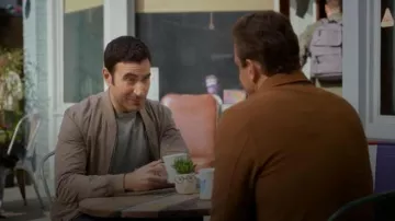 Veste bomber réversible Allsaints Bassett portée par Louis (Brett Goldstein) telle que vue dans Shrinking (S03E02)