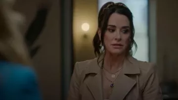 Veste en cuir Peplum de L’agence Lyric portée par Celeste (Kyle Richards) telle que vue dans The Lincoln Lawyer (S04E01)