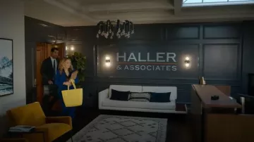 Dkny Charlie Tote porté par Lorna Crane (Becki Newton) tel que vu dans The Lincoln Lawyer (S04E03)