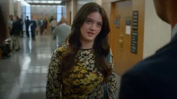 Robe florale Topshop portée par Hayley Haller (Krista Warner) telle que vue dans The Lincoln Lawyer (S04E06)