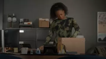 Robe midi à manches longues à fleurs floues de Topshop portée par Izzy Letts (Jazz Raycole) telle que vue dans The Lincoln Lawyer (S04E07)