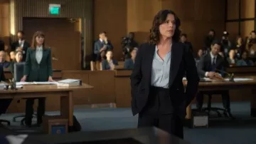 Pantalones Gabardine de lana verde Victoria Beckham usados por Dana Berg (Constance Zimmer) como se ve en The Lincoln Lawyer (S04E09)