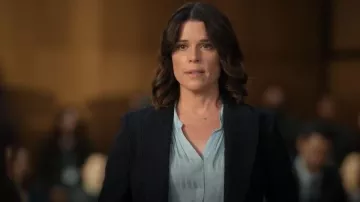 Chemisier Zadig&Voltaire Tink porté par Maggie McPherson (Neve Campbell) tel que vu dans The Lincoln Lawyer (S04E09)