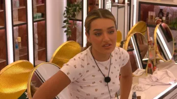 Top de peluche Hailie de Brandy Melville usado por Lucinda Strafford como se ve en Love Island: All Stars (temporada 3, episodio 16)