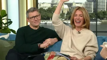 Jersey Zara SoftKnit porté par Cat Deeley tel que vu dans This Morning en janvier 2026