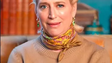 The Traitors US S04 Dorinda Medley Floral Sweater in The Traitors (S04E01)