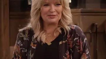 Happys Place S02 Veste tropicale imprimée de Melissa Peterman portée par Gabby (Melissa Peterman) telle que vue dans Happy’s Place