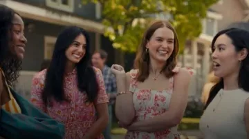 Vestido estampado fluido mini de Maje que usó Lauryn en The 'Burbs (temporada 1, episodio 4)