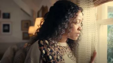Mother Catwalk El jersey que lleva Samira (Keke Palmer) como se ve en The 'Burbs (S01E03)