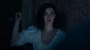 Robe Doen Bardot portée par Betsy (Erica Dasher) telle que vue dans The 'Burbs (S01E03)