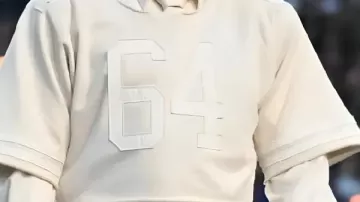 Camiseta del 64 que lleva Bad Bunny en ¿Qué significa el 64 con el traje de Super Bowl de Bad Bunny?