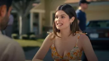 Vestido midi con estampado floral color aguamarina que lució Megan en The 'Burbs (temporada 1, episodio 4)