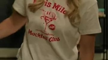 T-shirt Paris Milan porté par Gina (Virginia Gardner) lors de la Saint-Valentin