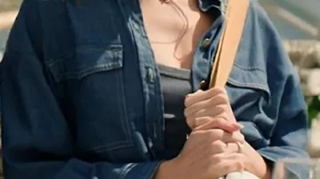Veste en jean portée par Gina (Virginia Gardner) lors de la Saint-Valentin