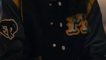 Veste Varsity à franges portée par Samira (Keke Palmer) dans The 'Burbs