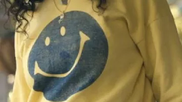 Ok Sweat jaune porté par Samira (Keke Palmer) dans les banques