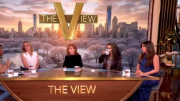 Robe Valentina Proenza Schouler portée par Alyssa Farah Griffin telle que vue dans The View le 6 février 2026