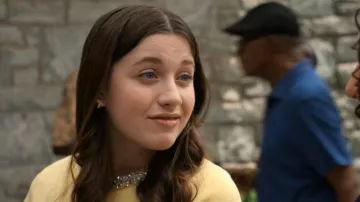 Haut maillé Zara Basic Beads Jawel porté par Penelope (Cassidy Paul) comme on le voit dans It’s Not Like That (S01E04)