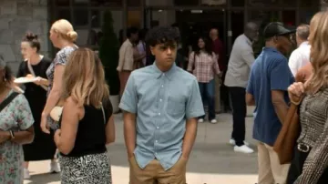 La chemise classique à manches courtes à une poche Standard Fit portée par Merritt (Caleb Baumann) comme on le voit dans It’s Not Like That (S01E04)