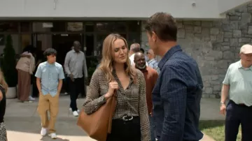 Ceinture en jean Reiss Bailey en fer à cheval porté par Lori (Erinn Hayes) tel que vu dans It’s Not Like That (S01E04)