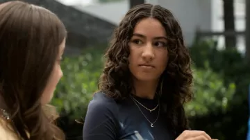 Haut à manches longues à motifs floraux floutés de Princess Polly Raldor porté par Casey (Liv Lindell) comme on le voit dans It’s Not Like That (S01E04)