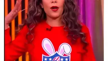 Le t-shirt Super Bowl The View 2026 Sunny Hostin Bad Bunny porté par Self - Co-animateur (Sunny Hostin) dans The View