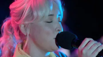 Boucles d’oreilles Anthropologie Fruit & Icon portées par Claire Leslie comme on le voit dans It’s Not Like That (S01E04)